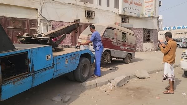 استمرار حملة رفع السيارات المتهالكة من شوارع مديرية المنصورة بعدن