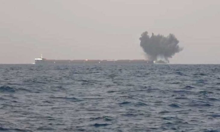 الاتحاد الأوروبي يحذر من كارثة بيئية في البحر الأحمر بعد هجوم حوثي على سفينة بريطانية