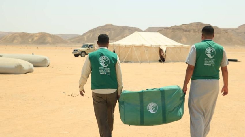 مركز الملك سلمان للإغاثة يوزع مساعدات إيوائية طارئة في حضرموت