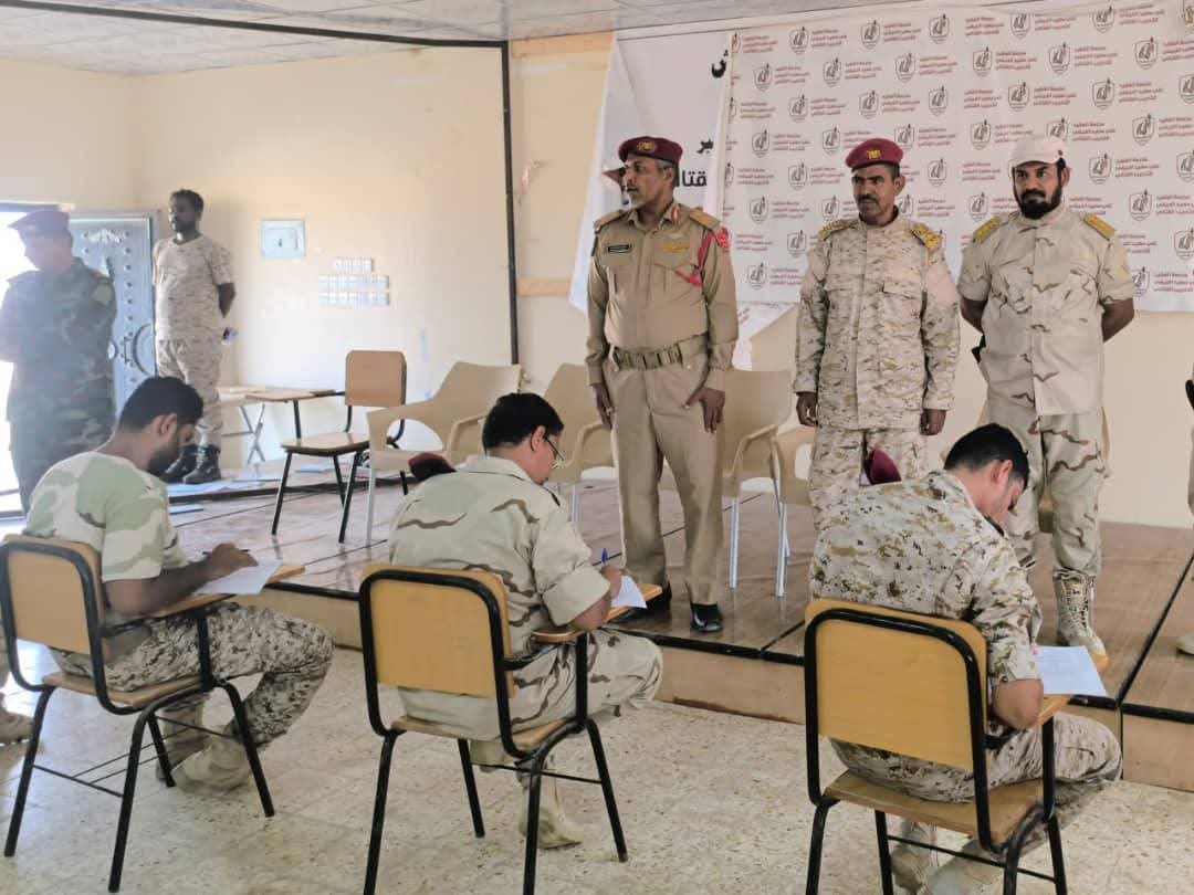 المدرسة القتالية بالمكلا تختتم الدورة السادسة لتأهيل الضباط (قادة فصائل) وامتحاناتها النهائية