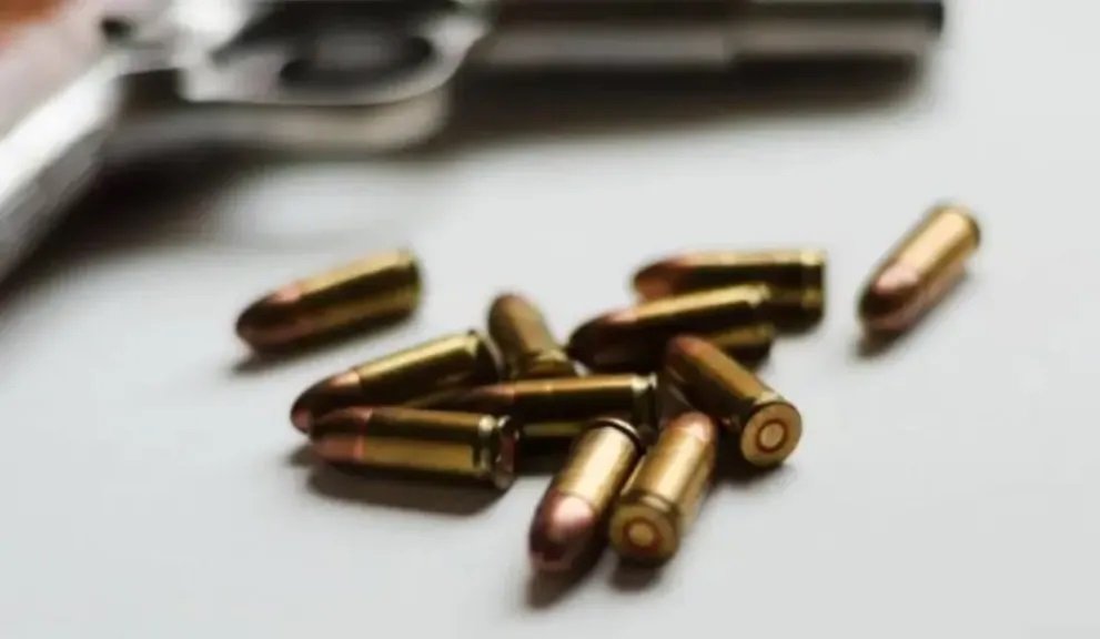 رصاصة غادرة تخترق جسد طفل وتنهي حياته على الفور أثناء عبثه بالسلاح وسط اليمن