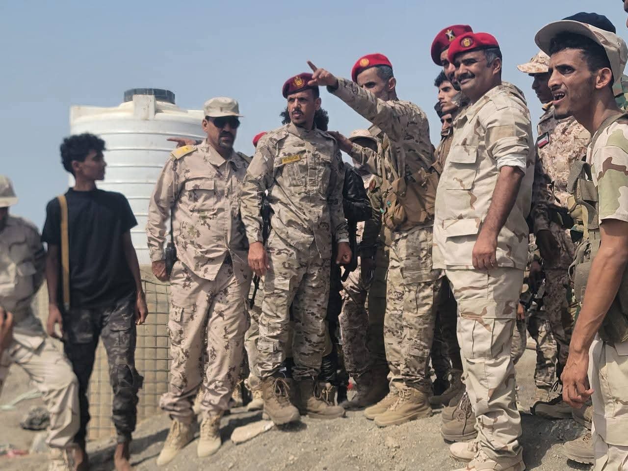 قائد ألوية الدعم والإسناد يتفقد الجاهزية القتالية للواء الثاني بمحور أبين