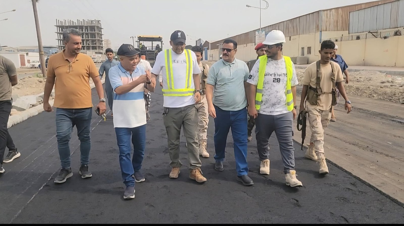 مدير عام المنصورة يتفقد أعمال السفلتة في شارع الخمسين