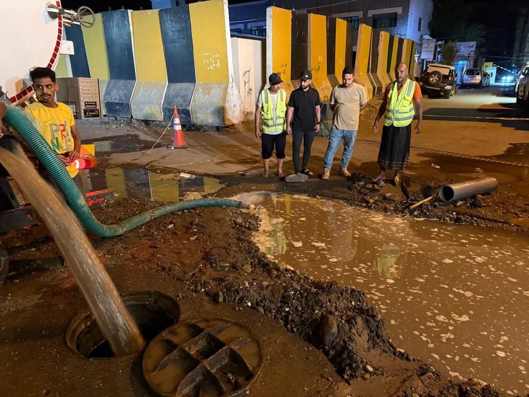 مدير صيرة يطلع على أعمال اصلاح كسر في خط المياه بالقرب من البنك المركزي