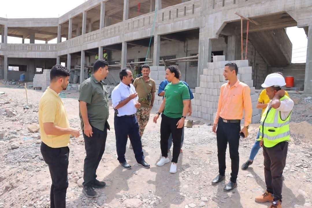 السقاف يتفقد سير الأعمال الإنشائية في مشروع المستشفى الحديث بخور مكسر