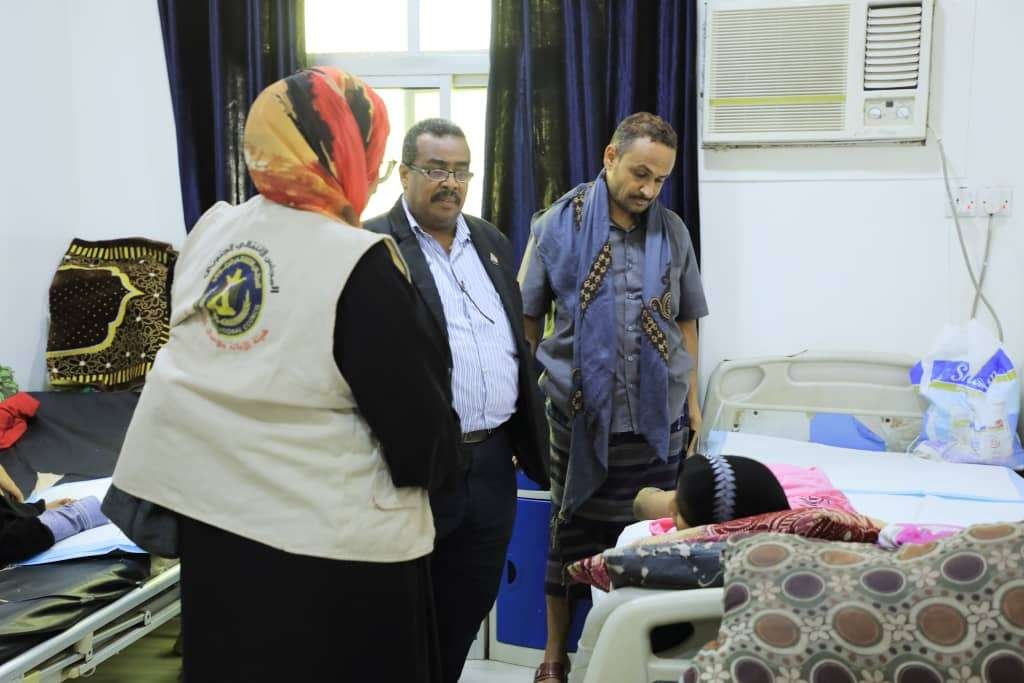 هيئة الإغاثة تتفقد أسرة ضحايا مجزرة الحوثي في المسيمير