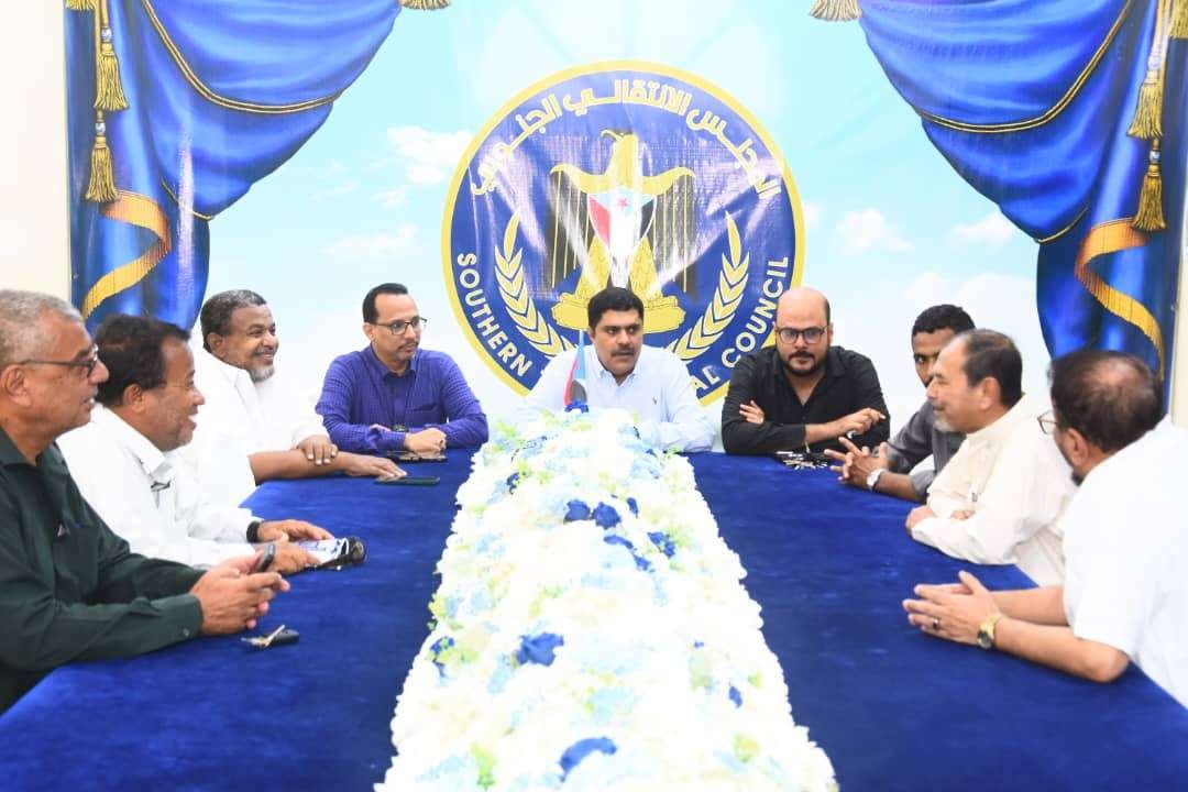 رئيس تنفيذية انتقالي حضرموت يلتقي مقادمة حي الشهيد خالد لأحياء التراث الشعبي بالمكلا