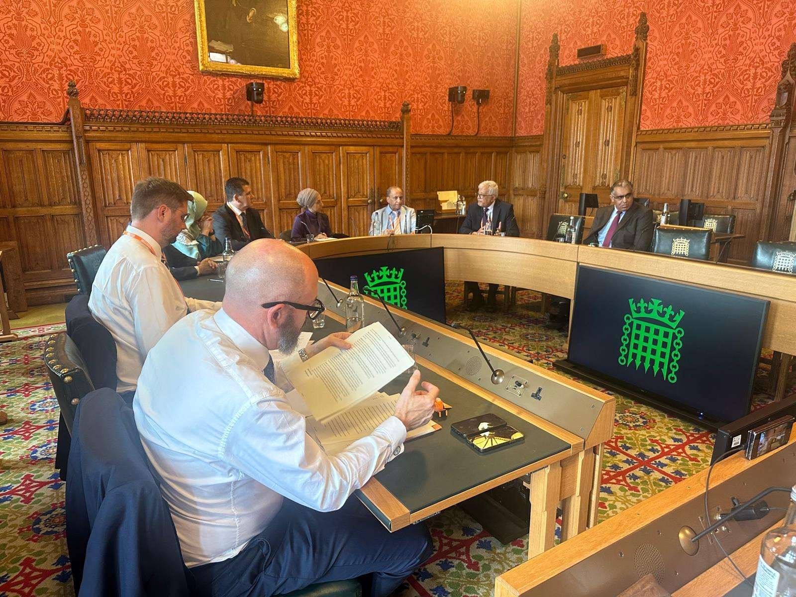 ممثل المجلس الانتقالي الجنوبي في سويسرا يشارك في اجتماع هام في البرلمان البريطاني