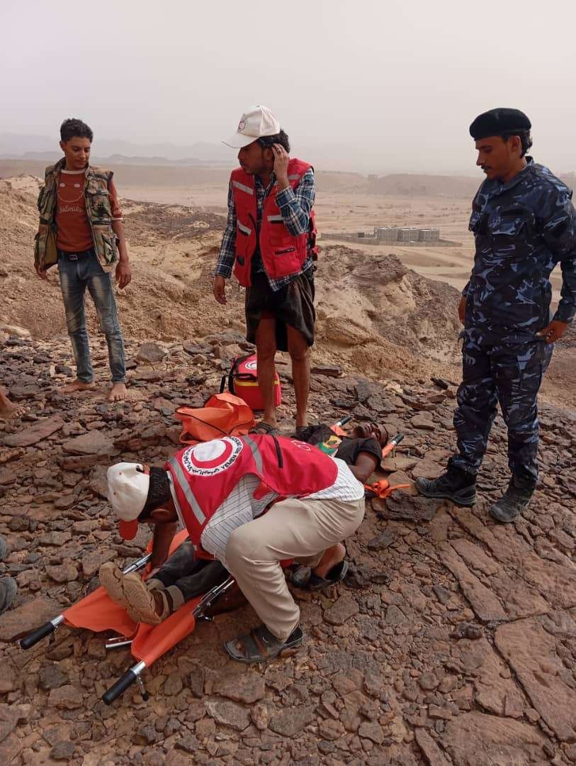 بتعاون أمني وإنساني كبير .. الدفاع المدني بشبوة ينجح في إنقاذ الشبان العالقين بمدينة عتق