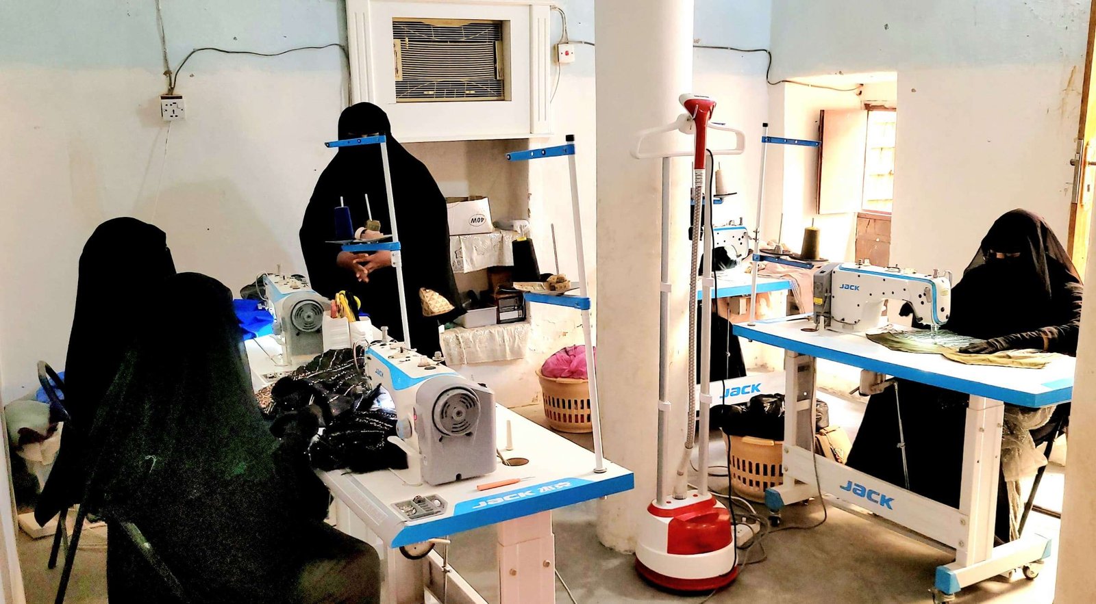 انتقالي تريم يدعم مشغل العيدروس بأدوات ومستلزمات الخياطة والتطريز