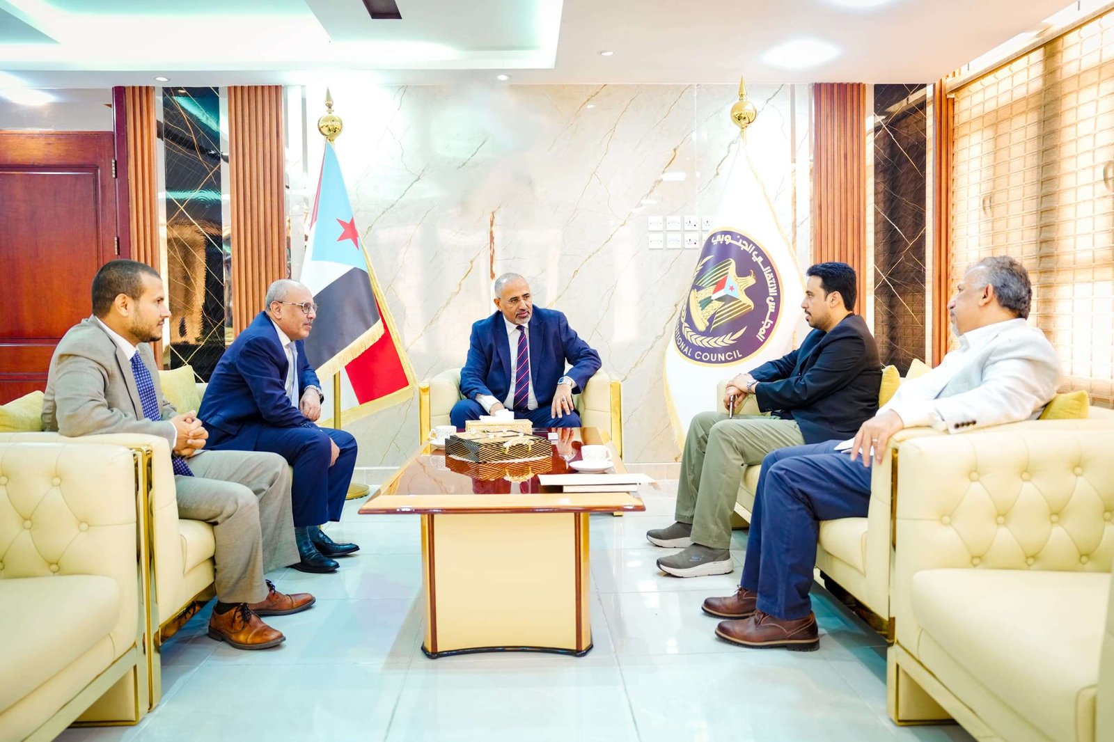 الرئيس الزُبيدي يتفقد سير العمل ومستوى الانضباط الوظيفي بهيئات المجلس الانتقالي