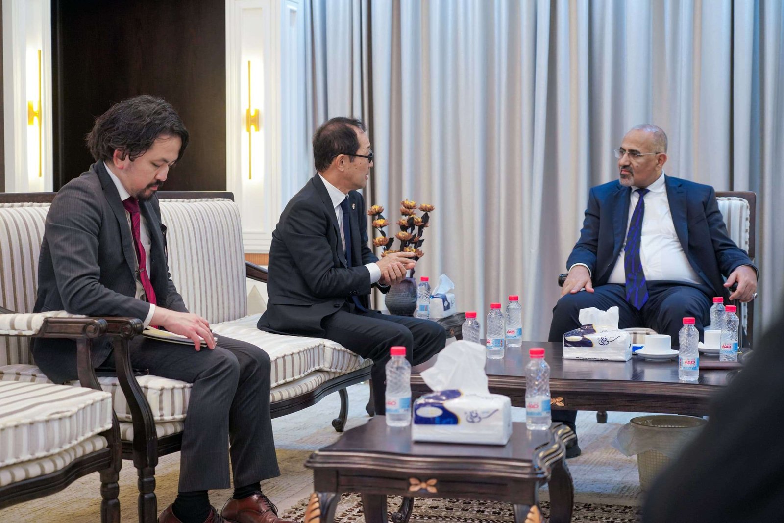 الرئيس الزُبيدي يناقش مع السفير الياباني سبل مضاعفة الدعم التنموي لبلادنا