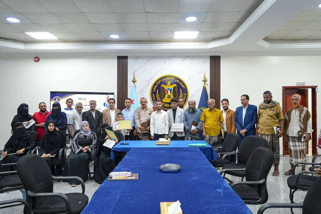 الأمانة العامة تكرم المعلمين المتميزين والطلاب المبتكرين في محافظة لحج