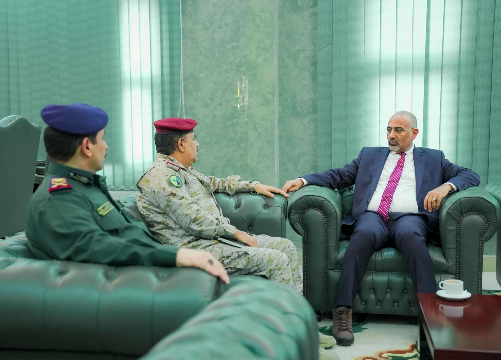 الرئيس الزُبيدي يشدد على أهمية تعزيز التنسيق العسكري والأمني لحفظ الأمن والاستقرار