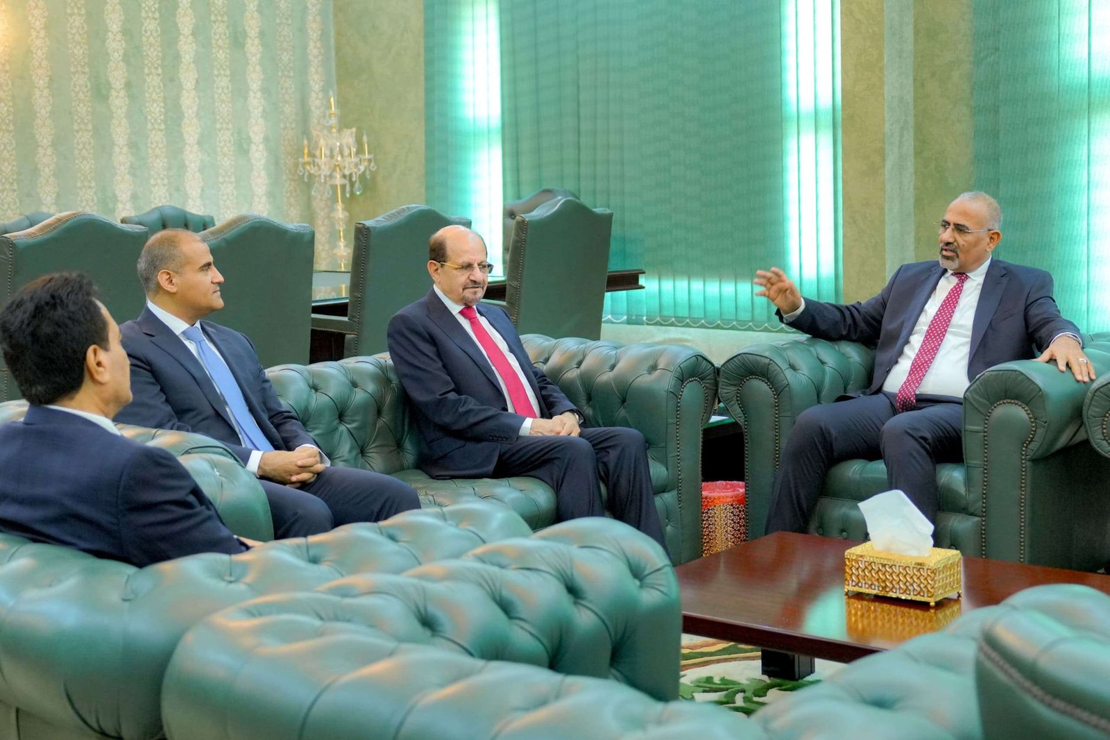 الرئيس الزُبيدي يطّلع من وزير الخارجية على سير عمل البعثات الدبلوماسية