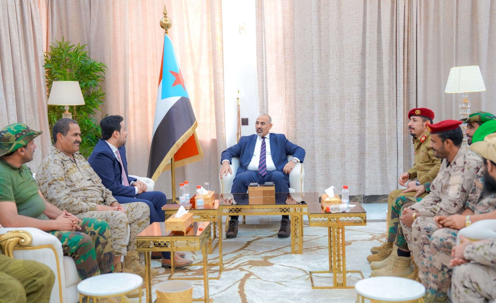 الرئيس الزُبيدي يرأس اجتماعًا بقيادة قوات دفاع شبوة