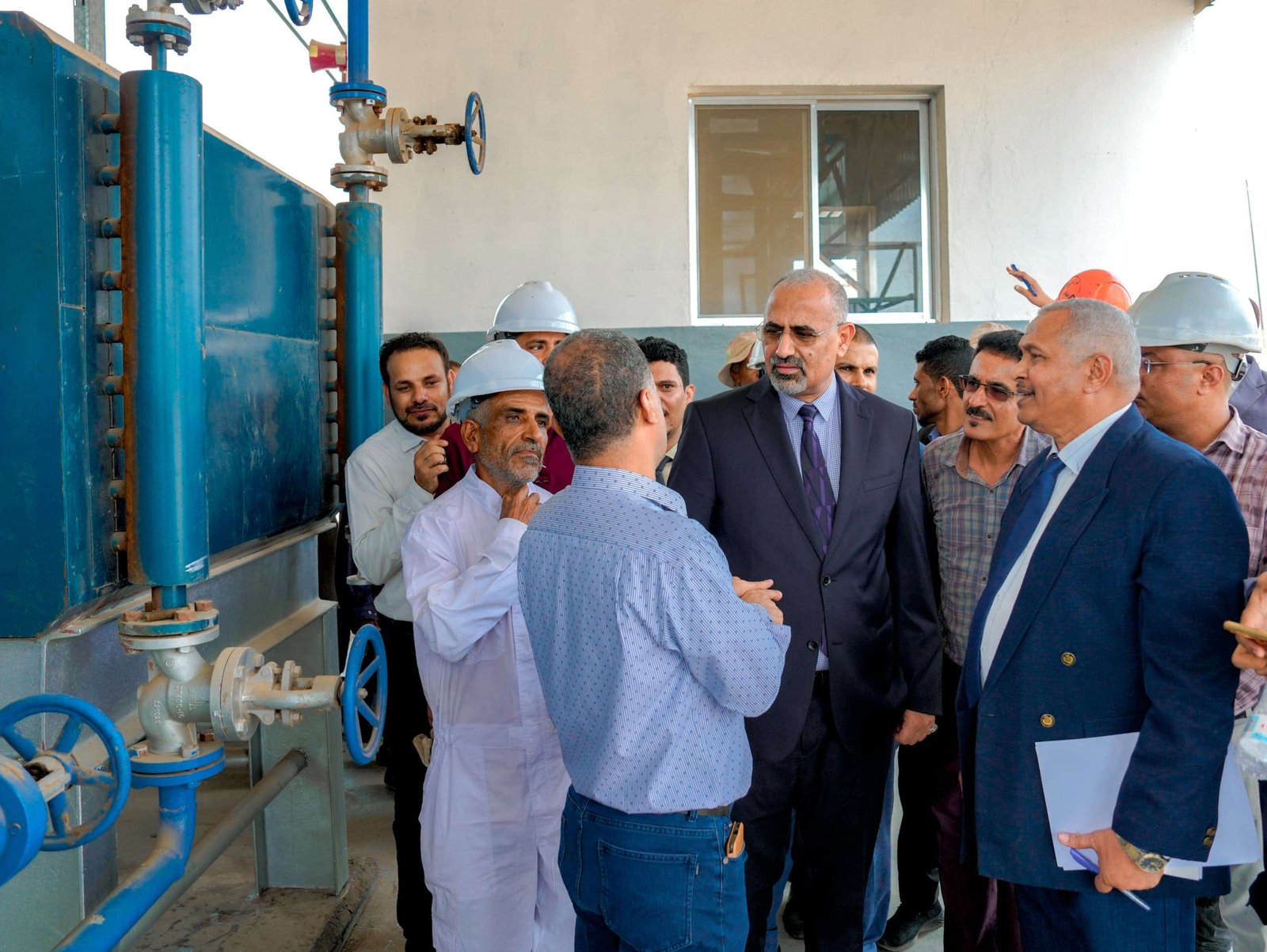 الرئيس الزُبيدي يتفقد سير الأعمال الجارية لإعادة تشغيل مصافي عدن