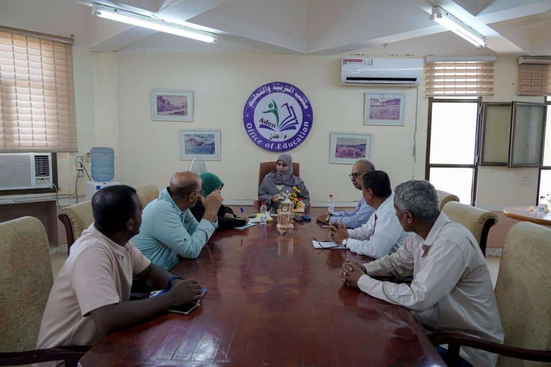 لجان ودائرة التعليم في المجلس الانتقالي تناقش مع إدارة التربية بالعاصمة عدن أوضاع المعلمين وسبل إعادة فتح المدارس الحكومية