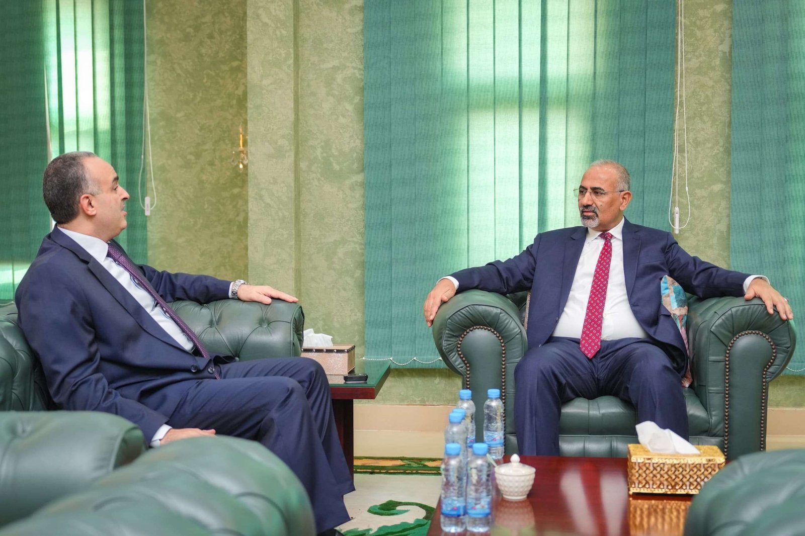 الرئيس الزُبيدي يشدد على ضبط العملية الإيرادية وتوريد الموارد إلى البنك المركزي