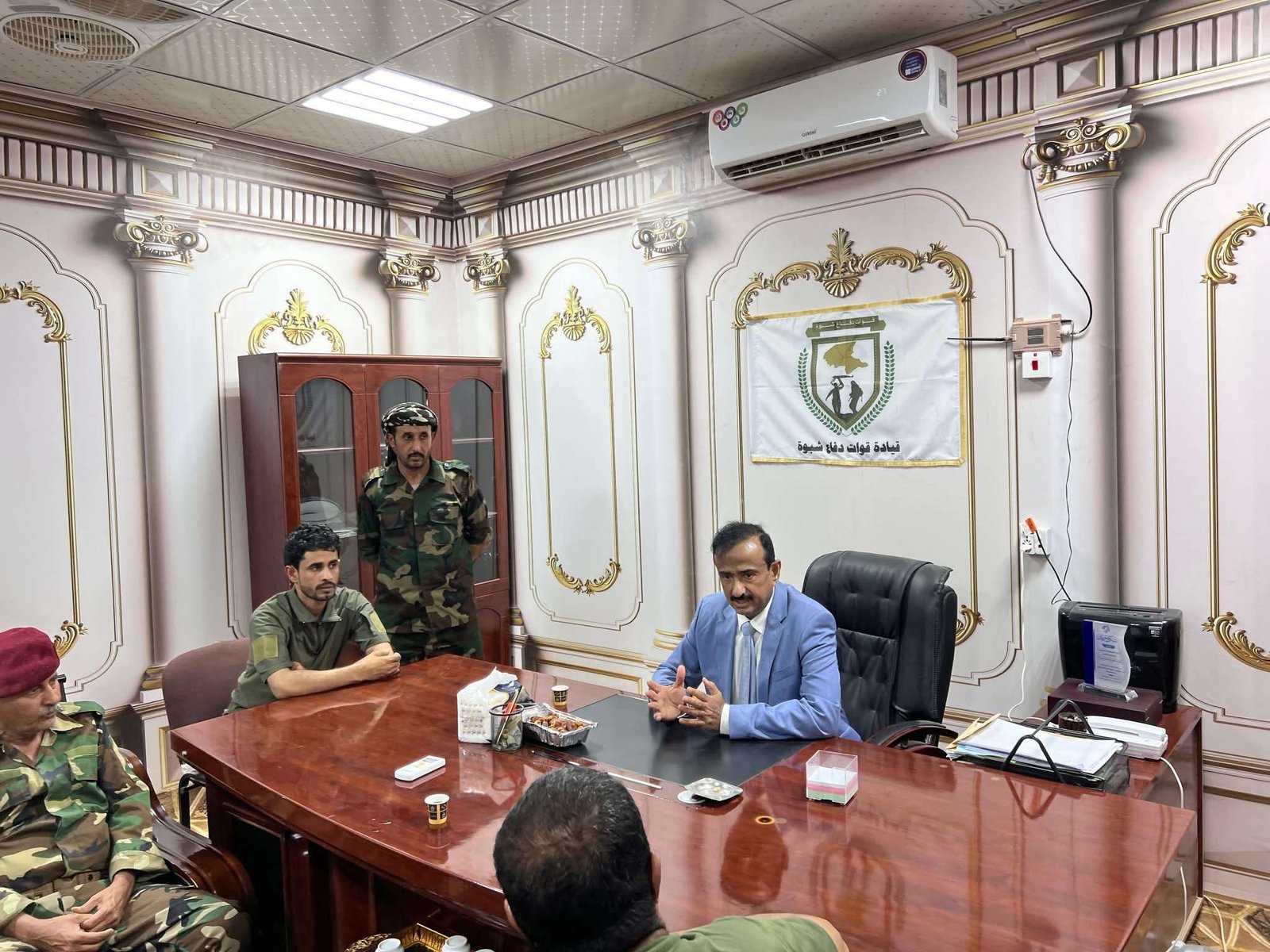 المحافظ بن الوزير يزور القيادة العامة لقوات دفاع شبوة ويشيد بدورها البطولي