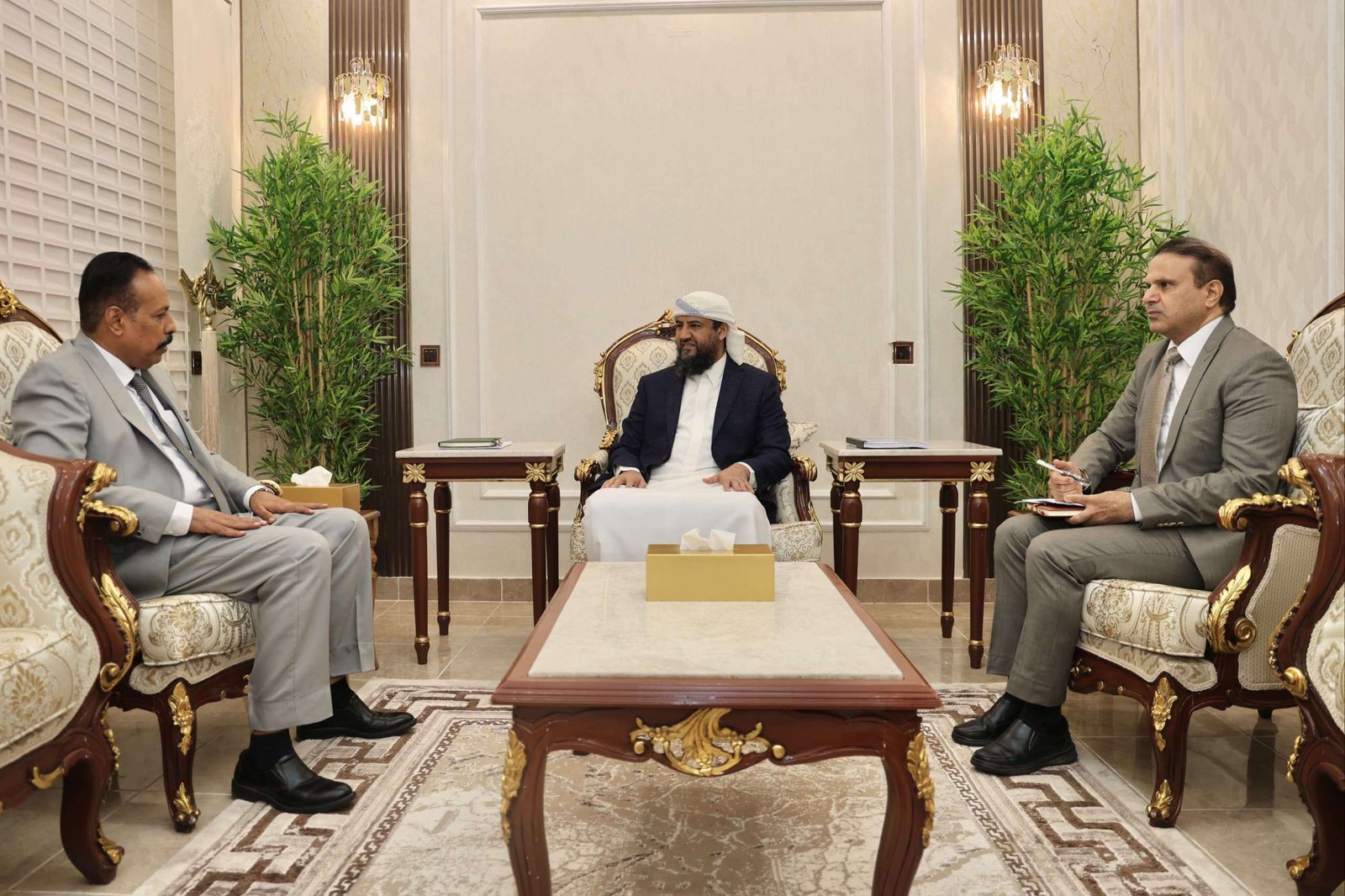 المحرّمي يناقش مع إدارة صندوق صيانة الطرق والجسور مشاريع البنية التحتية الحيوية