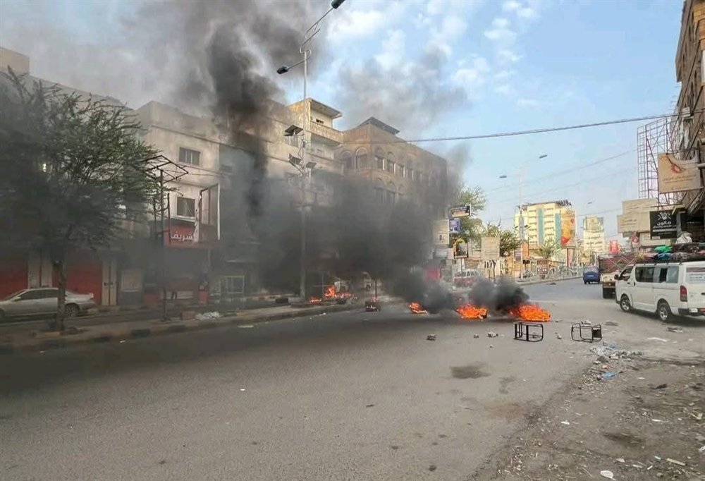 احتجاجات غاضبة في تعز تنديدًا بتدهور الأوضاع المعيشية والخدمية