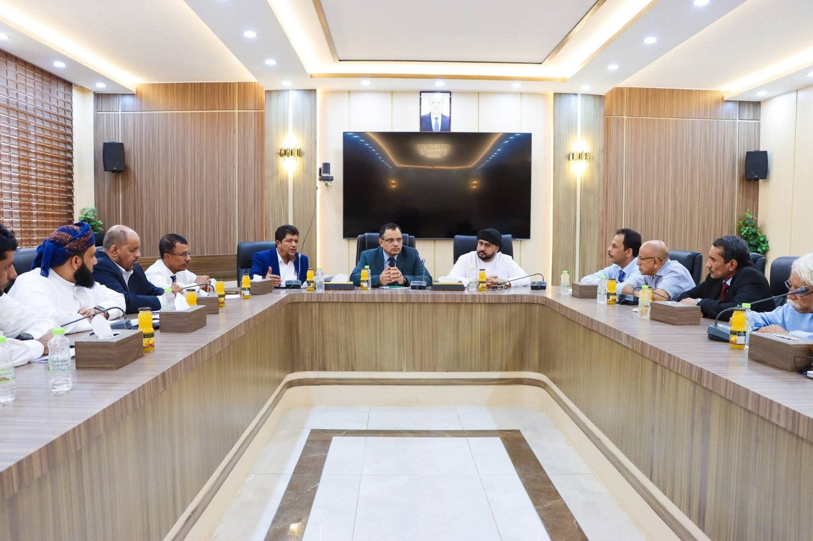 السقطري والحريزي يناقشان مشاريع التنمية مع قيادة السلطة المحلية بالمهرة