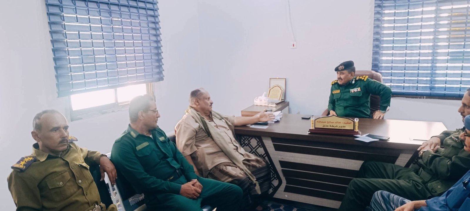 النسي يتفقد شرطة مديرية عتق ويطّلع على سير العمل