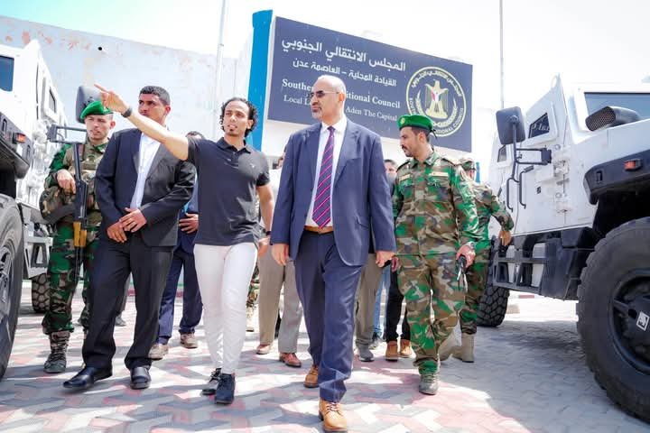 الرئيس الزُبيدي يتفقد سير العمل ومستوى الانضباط الوظيفي بهيئات المجلس الانتقالي