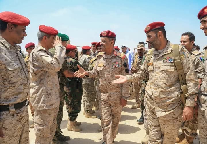 قائد المنطقة العسكرية الثانية يصل مدينة “الغيضة” للوقوف على تطورات الأوضاع الأمنية والعسكرية فيها