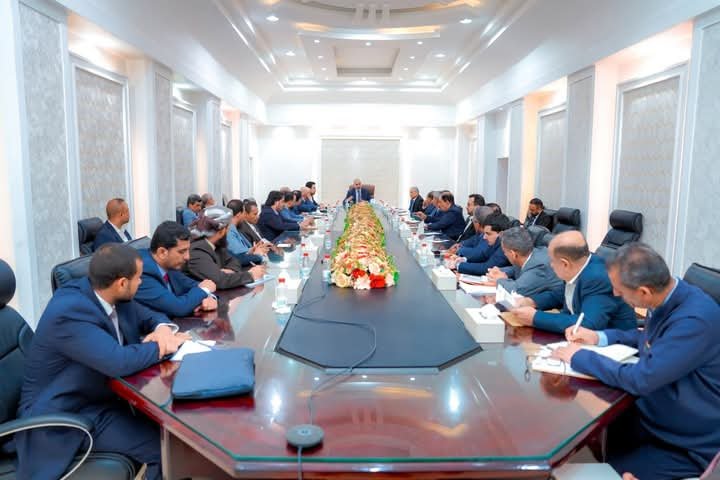 القيادة التنفيذية العُليا تبحث سُبل النهوض بالأوضاع الاقتصادية والخدمية في عموم محافظات الجنوب