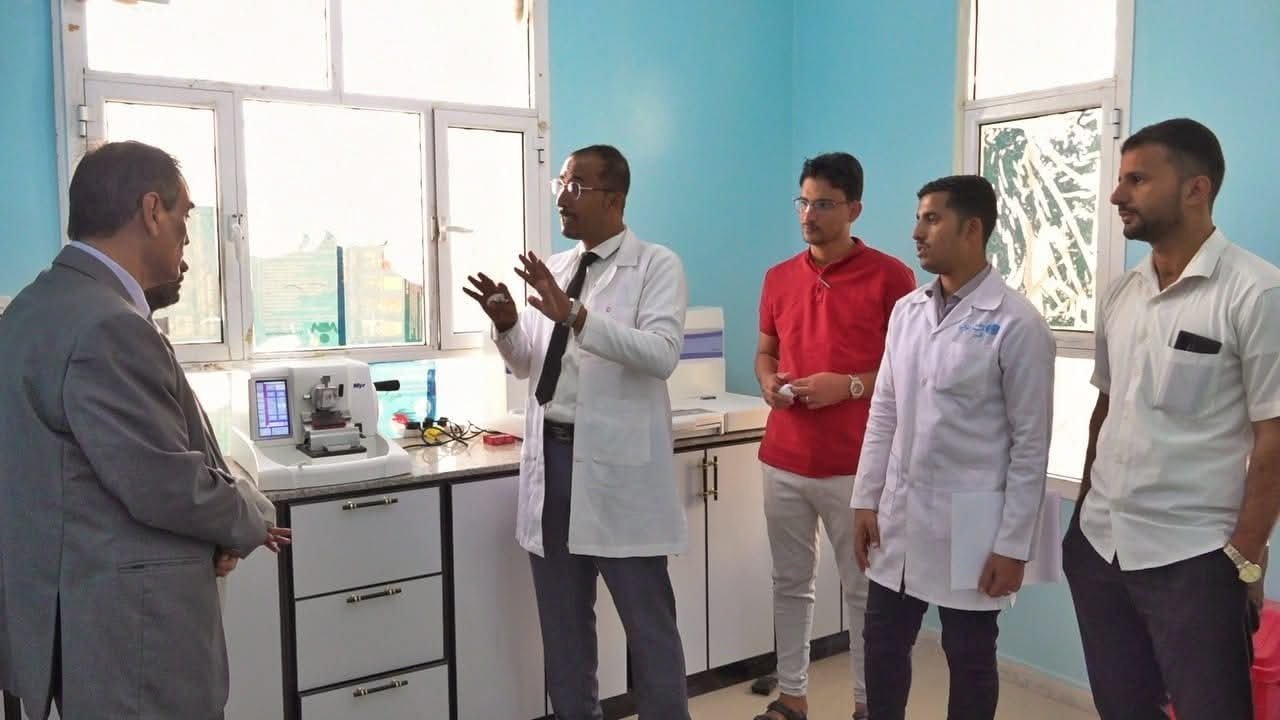 بجهود المحافظ بن الوزير ودعم الإمارات .. تدشّين منظومة أجهزة فحص الأنسجة في مختبرات الصحة المركزية بعتق