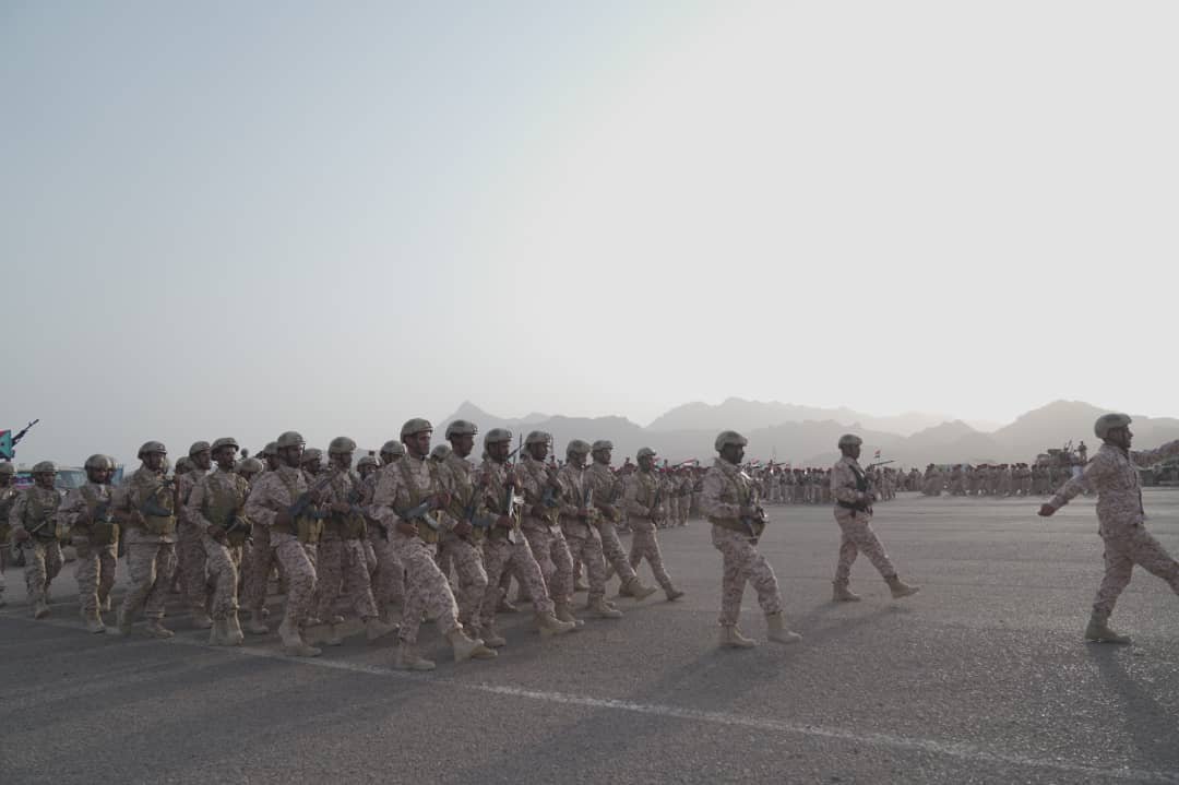 في عرض عسكري مهيب.. اللواء الثاني حزم يدشّن النصف الثاني من العام التدريبي 2025م