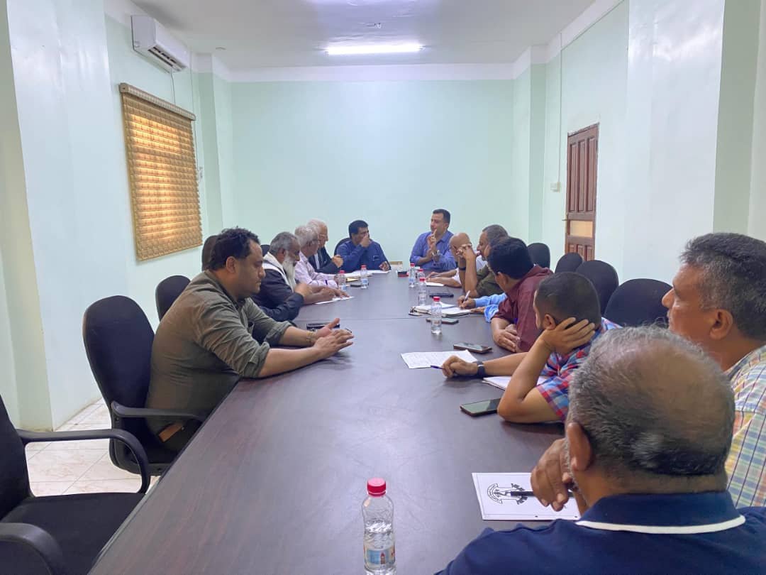 فريق اللجنة الاستشارية لشؤون الإصلاح الإداري يلتقي مدير عام مؤسسة كهرباء العاصمة عدن