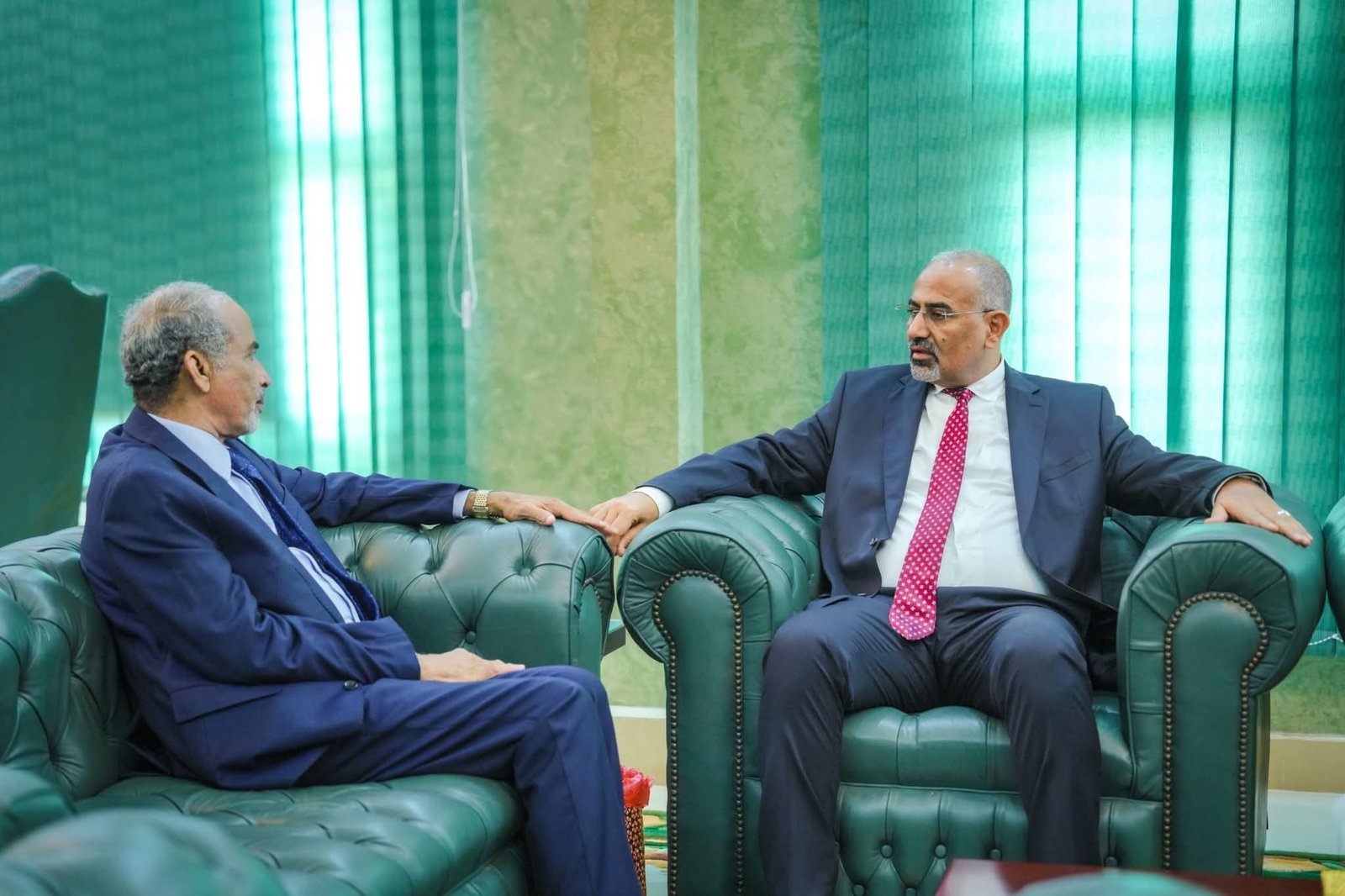 الرئيس الزُبيدي يُناقش مع الفريق الصبيحي تطورات الأوضاع العسكرية والأمنية في المحافظات المحررة