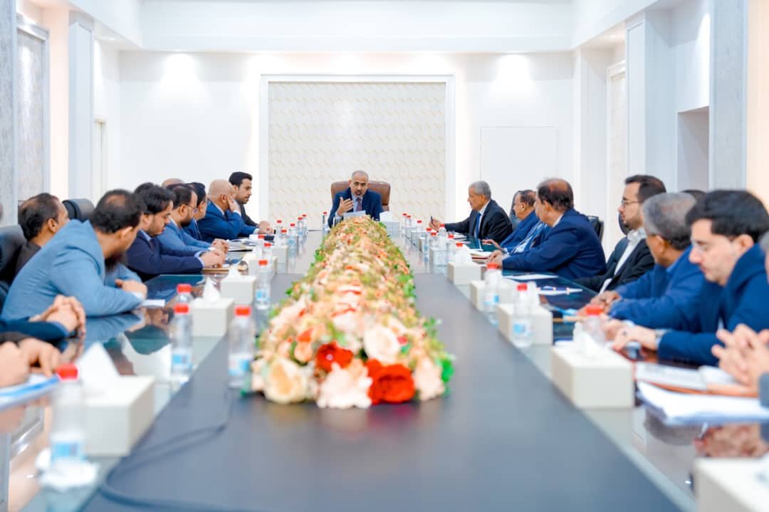 القيادة التنفيذية العُليا تبحث سُبل النهوض بالأوضاع الاقتصادية والخدمية في عموم محافظات الجنوب