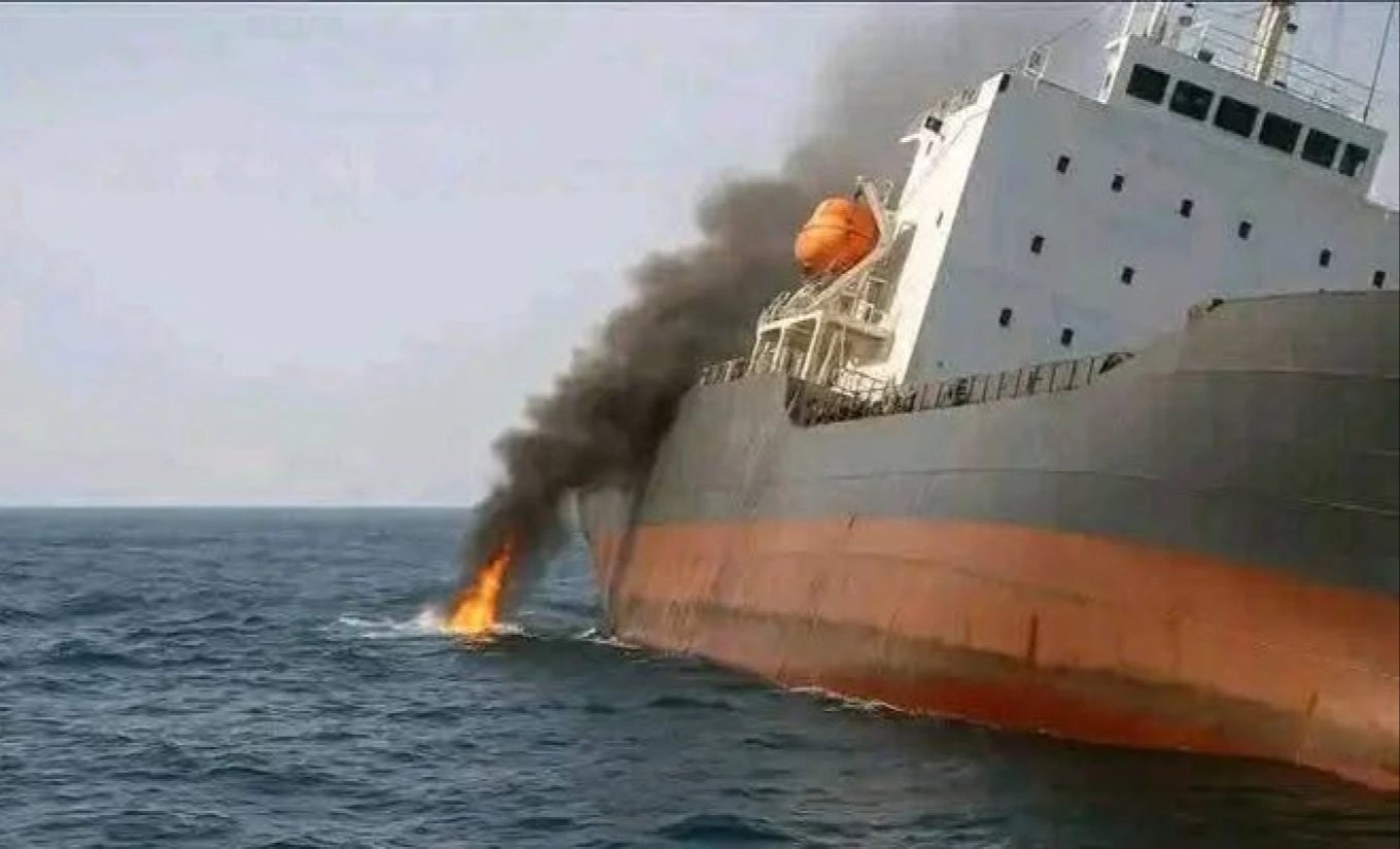 الإمارات تعلن إنقاذ طاقم سفينة “ماجيك سيز” بعد استهدافها من الحوثيين في البحر الأحمر