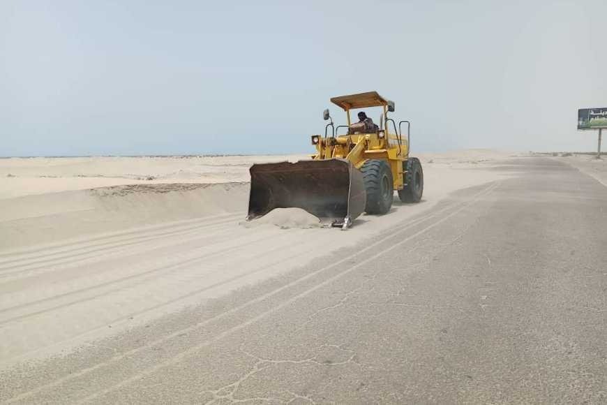 تواصل الحملة طارئة لإزالة الكثبان الرملية من الطريق الدولي أبين _ عدن