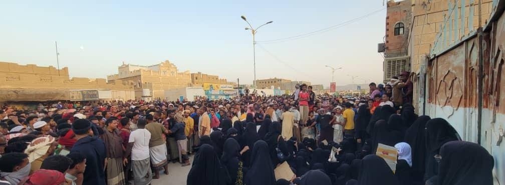 مسيرة حاشدة تجوب شوارع تريم تنديدًا باقتحامها من قبل قوات المنطقة العسكرية الاولى