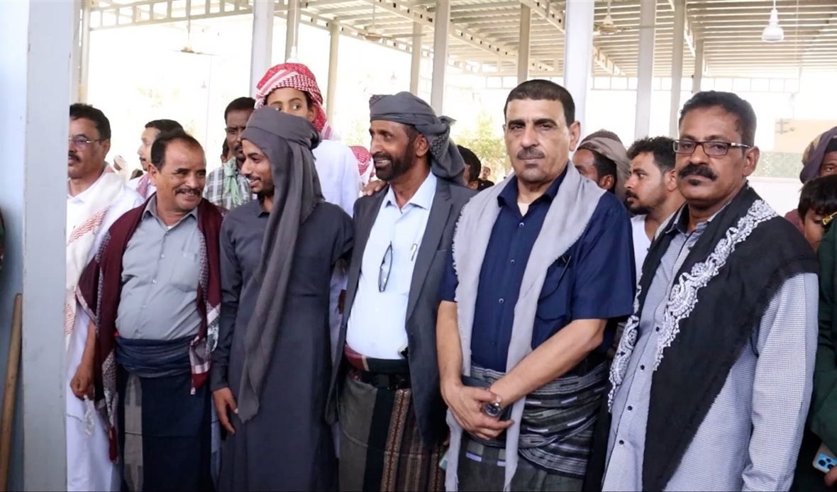 انتقالي حريضة بحضرموت يُكرّم الشاعر عدنان بن مهنا بدرع التميّز