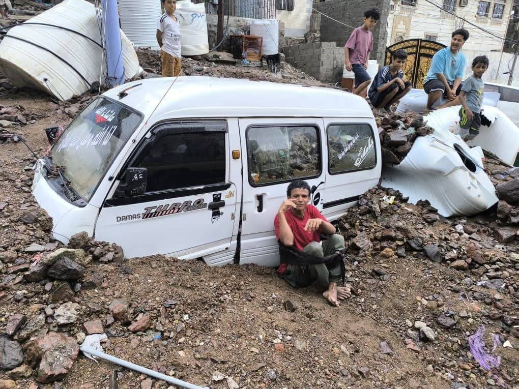 مأساة في عدن..الأمطار تغرق باص مواطن بسيط وتتركه وحيدًا بلا مصدر رزق