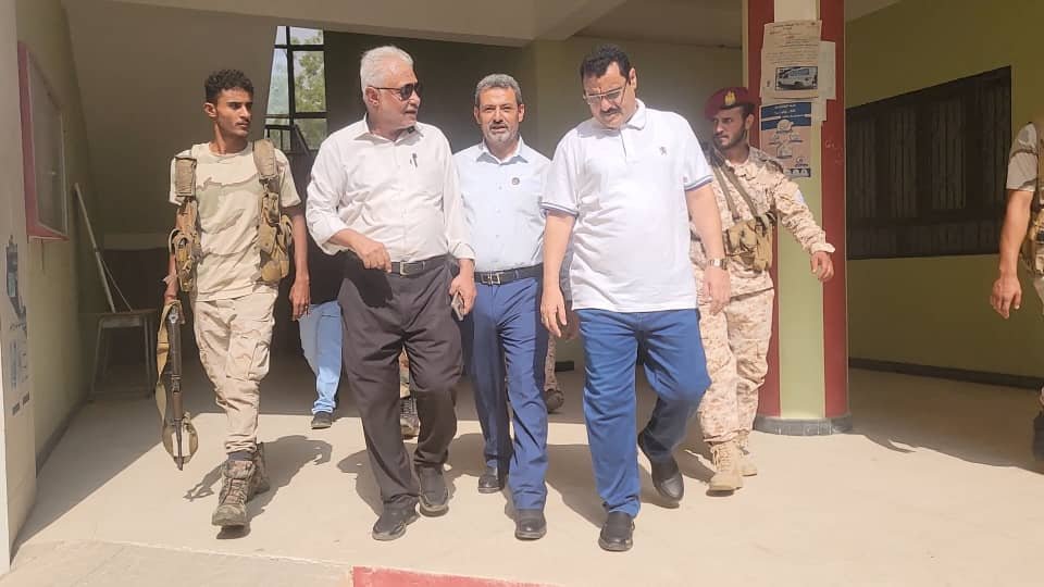 مدير عام المنصورة يشيد بمستوى إقبال الطلبة وإنتظام المعلمين في أول أيام العام الدراسي الجديد