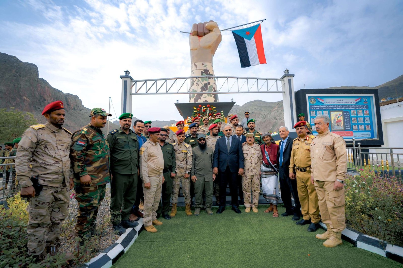 تكريمًا لتضحياته.. الرئيس الزُبيدي يزيح الستار عن النصب التذكاري للشهيد القائد منير “أبو اليمامة” بالعاصمة عدن