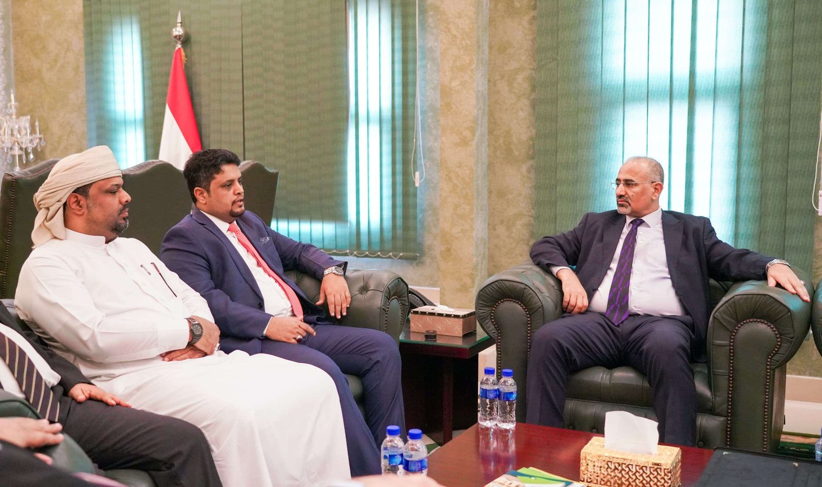 الرئيس الزُبيدي يطّلع على جهود قيادة جامعة المهرة في تطوير التعليم الأكاديمي بالمحافظة