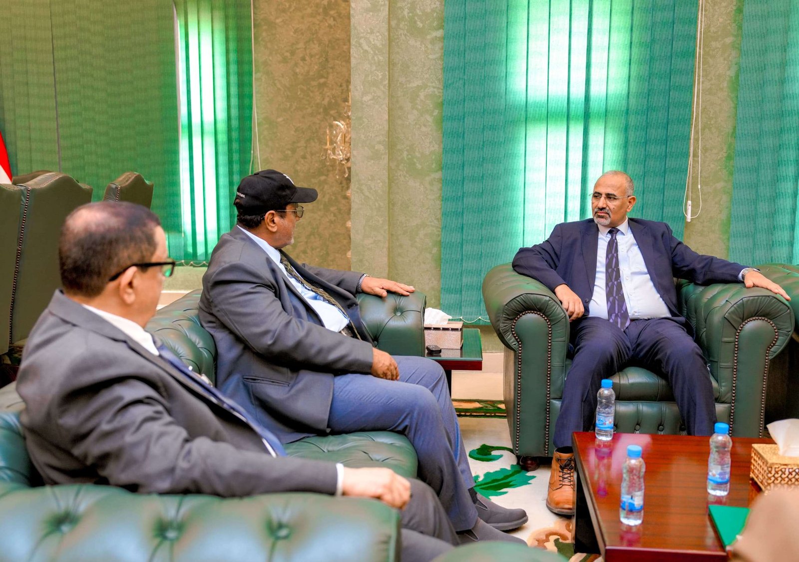 الرئيس الزُبيدي يلتقي قيادة قطاع الطيران ويؤكد دعم جهود إعادة بناء القطاع وتطويره