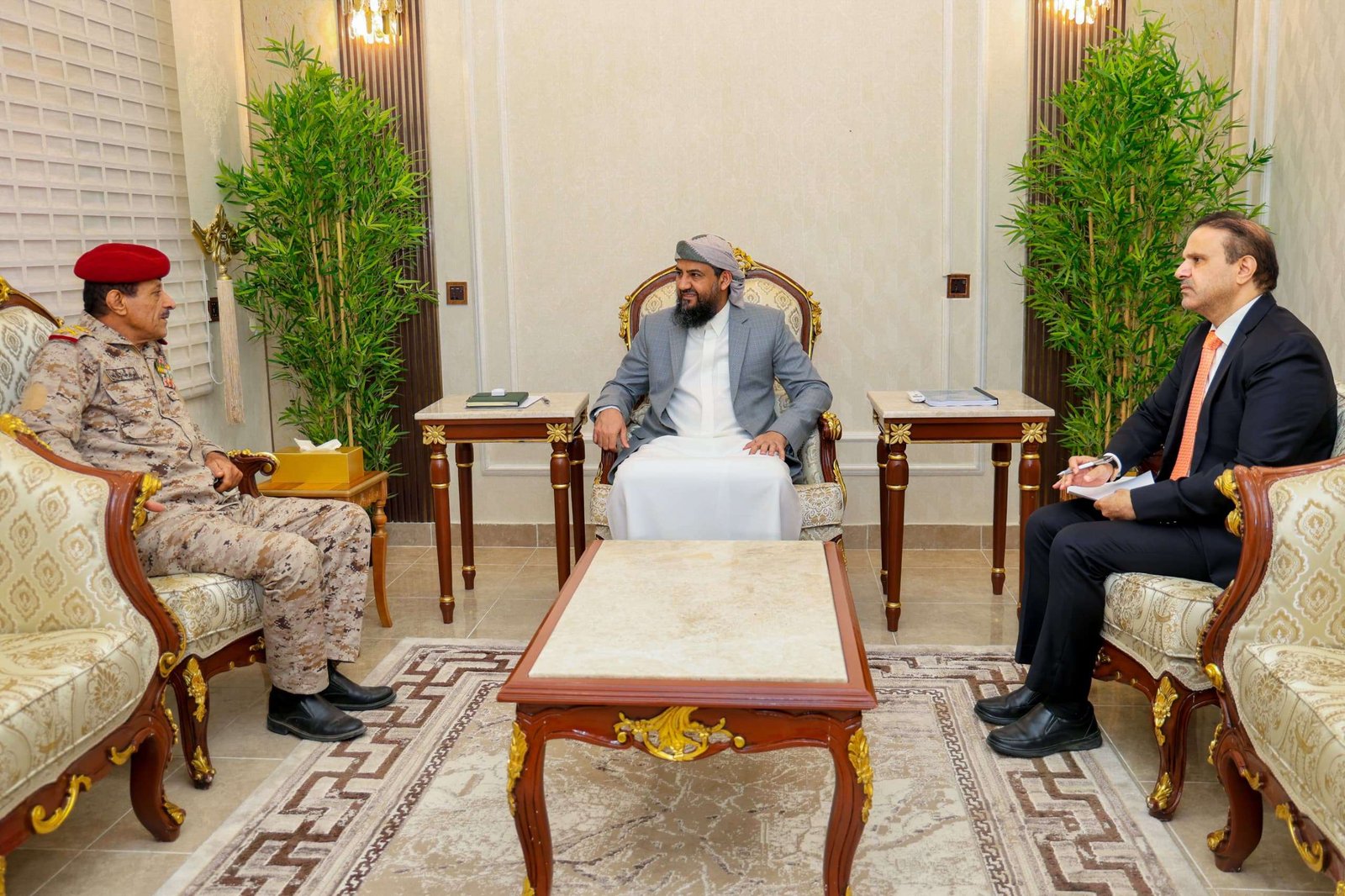 المحرّمي يبحث مع نائب رئيس هيئة الأركان مستجدات الجبهات وسبل تعزيز التنسيق العسكري