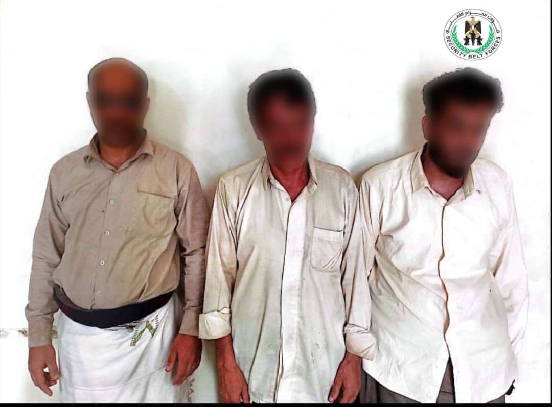 الحزام الأمني بالعاصمة عدن يضبط 3 متهمين بممارسة السحر والعبث بالآثار