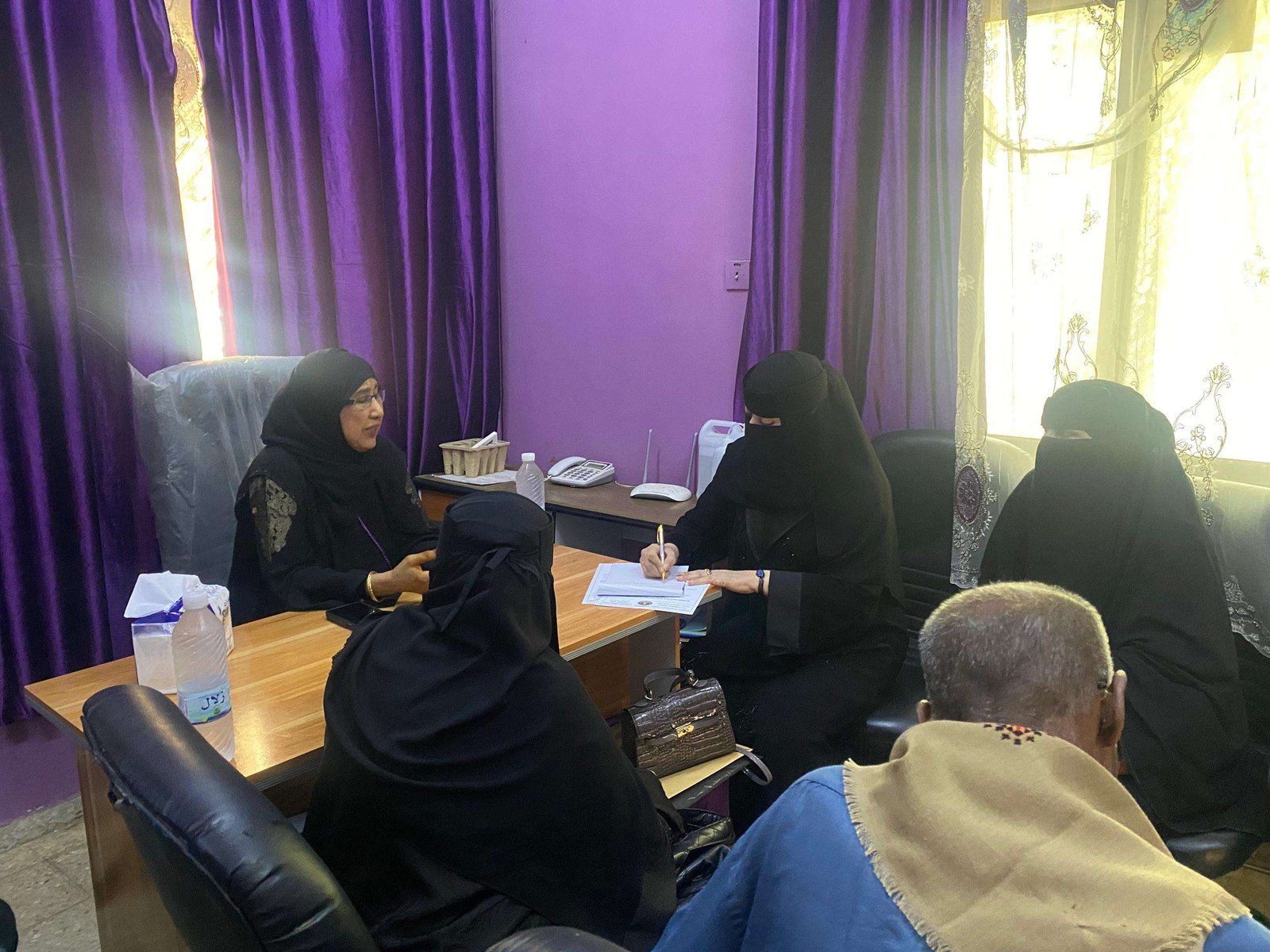 فريق من مجلس المستشارين يطّلع على عمل مركز الطوارئ التوليدية وعدد من المراكز الصحية بأبين