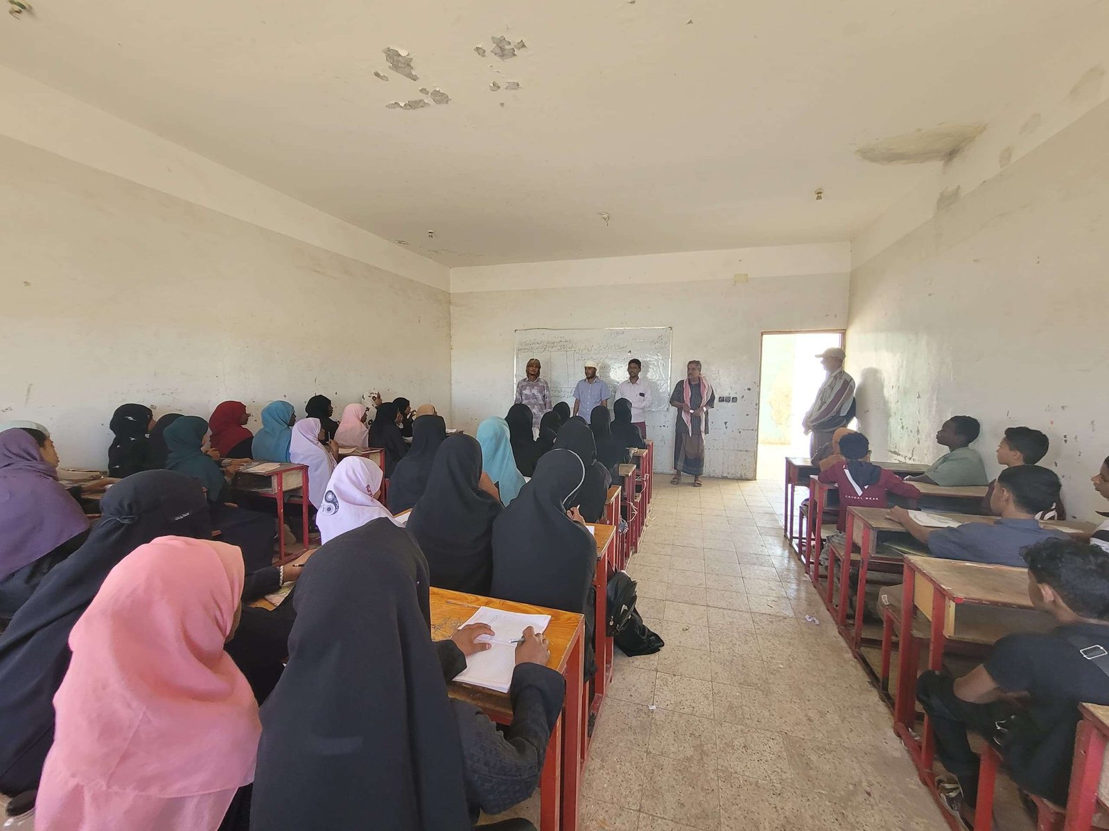 انتقالي سقطرى يتفقد المخيم الصيفي التعليمي في مدرسة صلاح الدين الأيوبي بحديبو