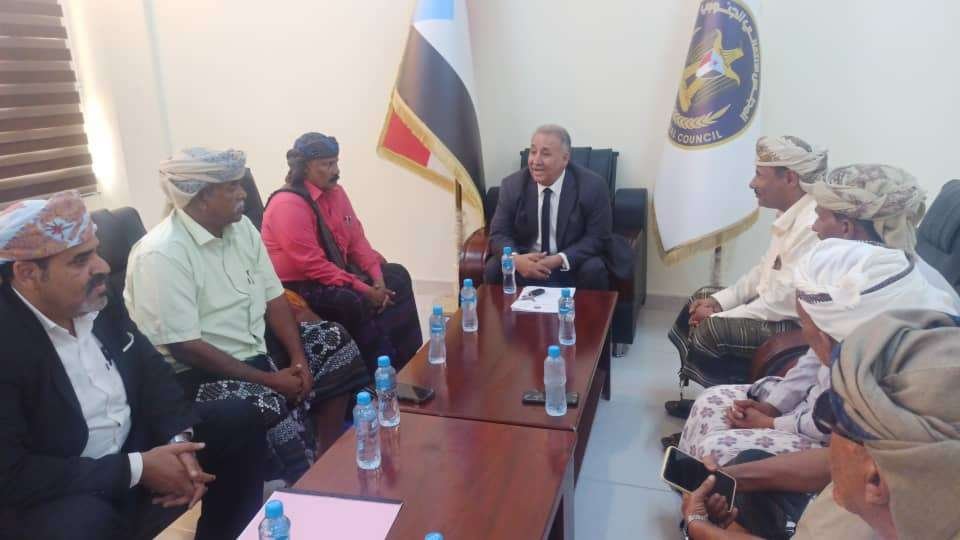 الربيزي يستقبل وفدًا من مشايخ محافظة أرخبيل سقطرى في العاصمة عدن